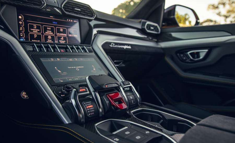 Детали интерьера Lamborghini Urus Shiny Black Package 2018 года  (NA) (фото 13 из 40)